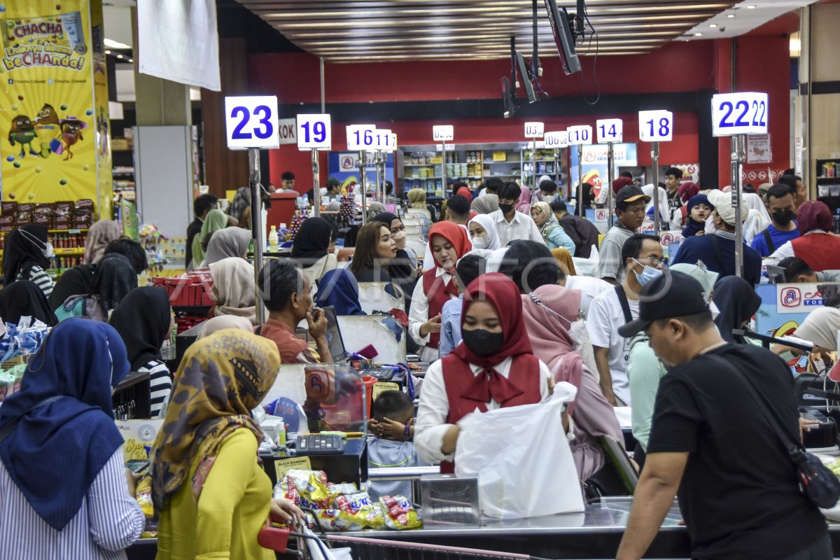 GELIAT EKONOMI DI PUSAT PERBELANJAAN JELANG LEBARAN