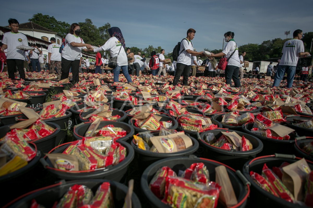 PEMBAGIAN SEPULUH RIBU PAKET SEMBAKO | ANTARA Foto