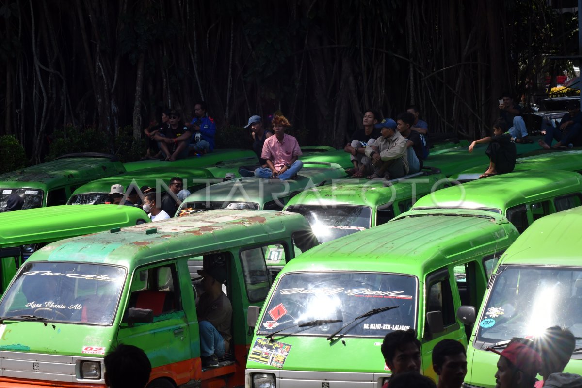 Aksi Unjuk Rasa Supir Angkot Di Balai Kota Bogor Antara Foto