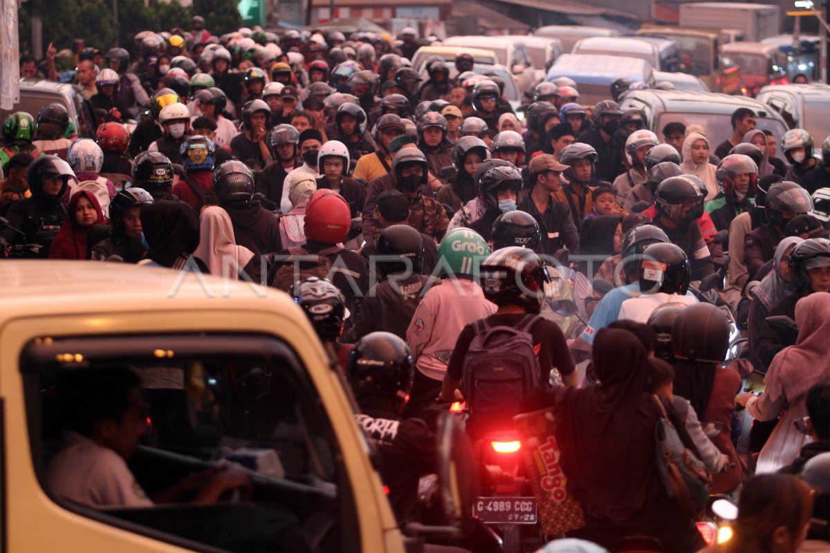 MACET DI JALUR ALTERNATIF PUNCAK BOGOR | ANTARA Foto