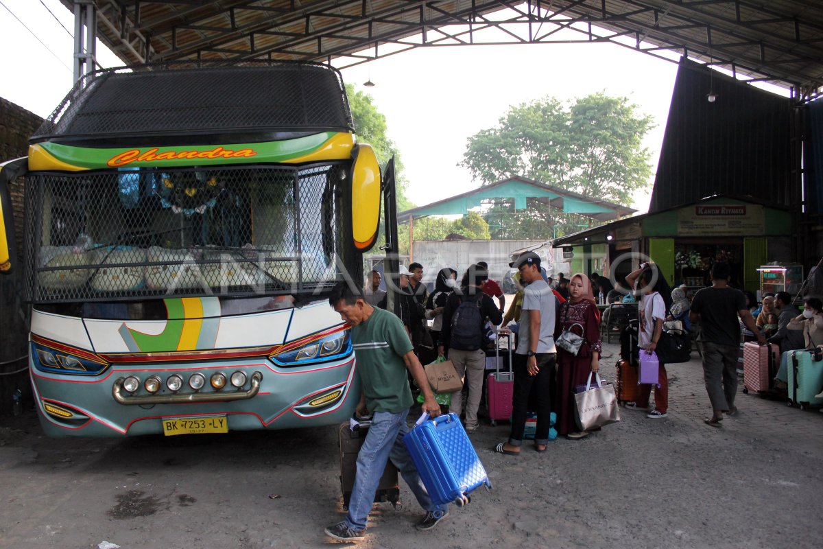 ARUS MUDIK DI TERMINAL AMPLAS MEDAN | ANTARA Foto