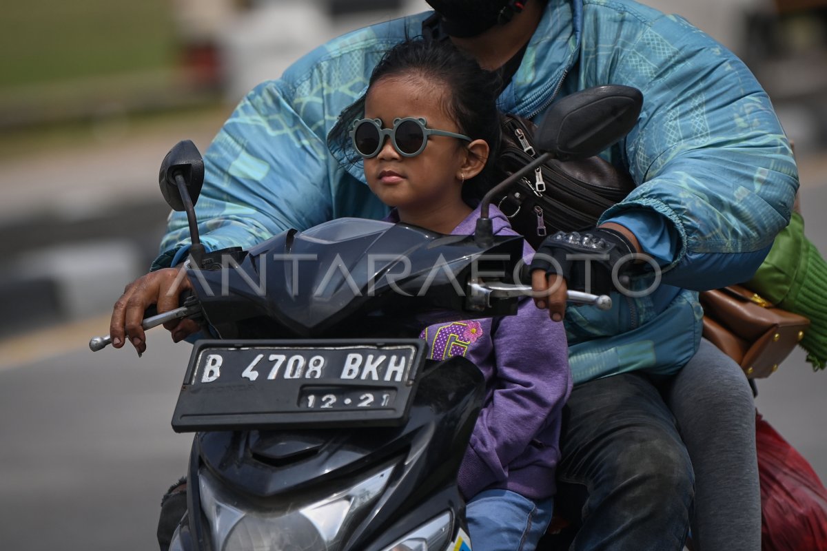 PEMUDIK MOTOR KELEBIHAN MUATAN BAWA ANAK | ANTARA Foto