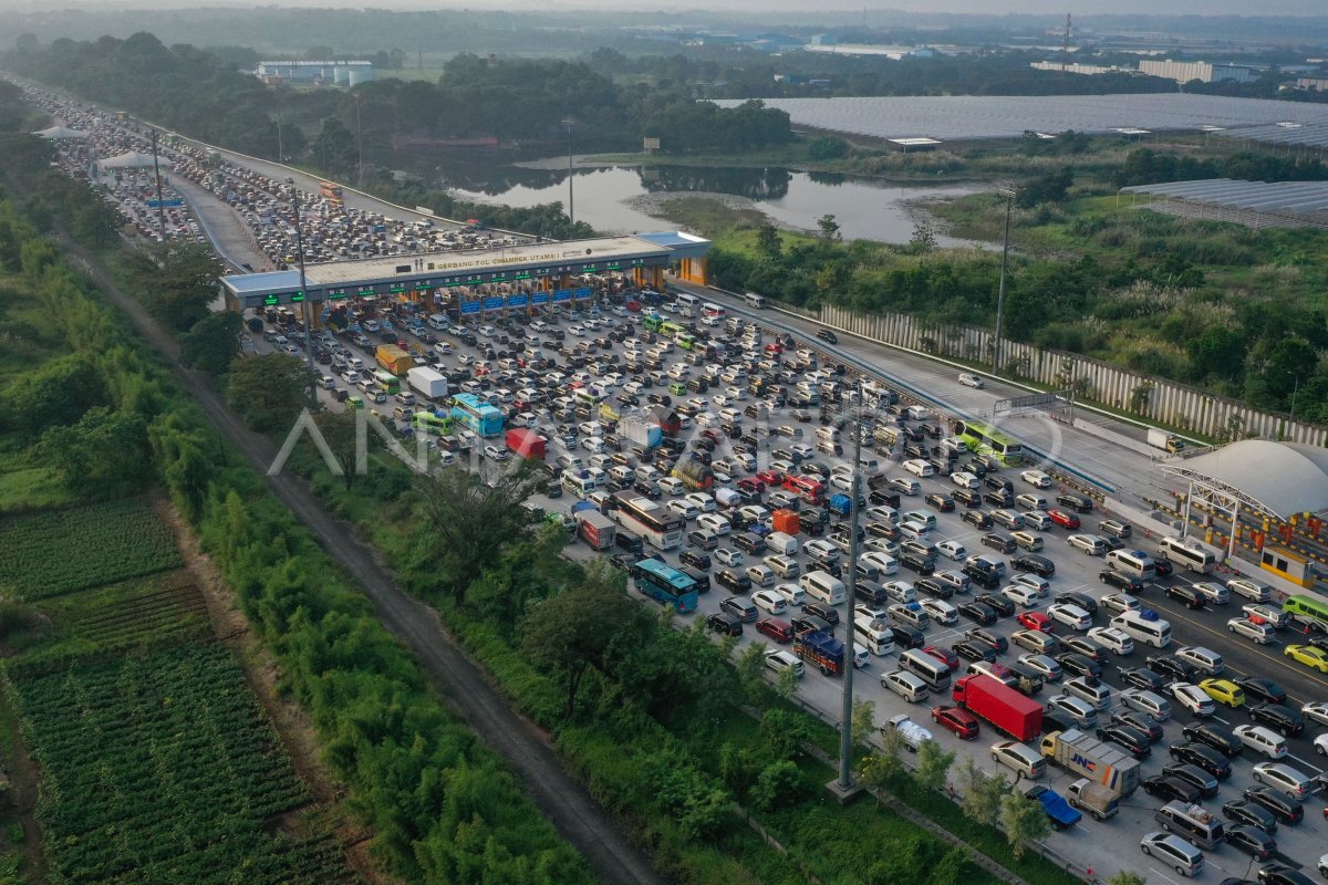 PUNCAK ARUS MUDIK DI GERBANG TOL CIKAMPEK