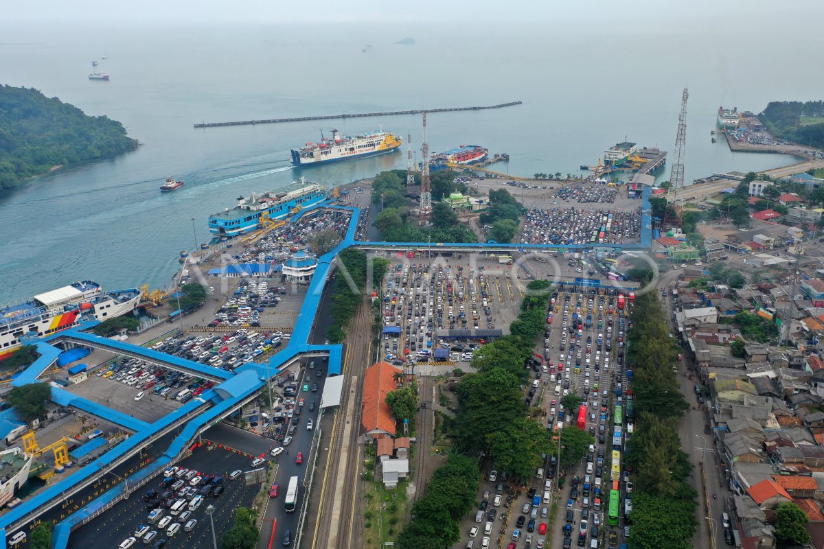 PEMUDIK MASIH PADATI PELABUHAN MERAK