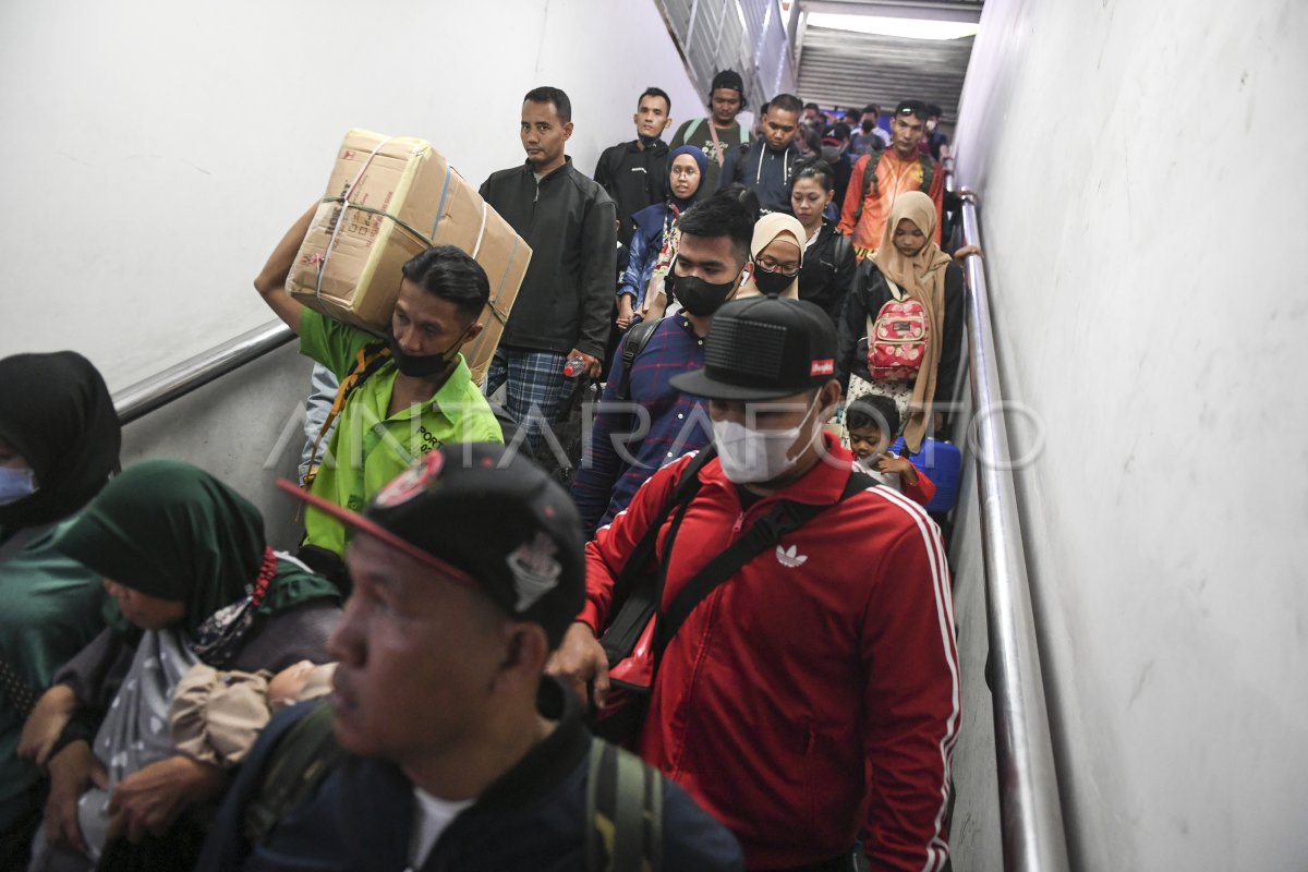 Arus Balik Stasiun Pasar Senen Mulai Ramai Antara Foto