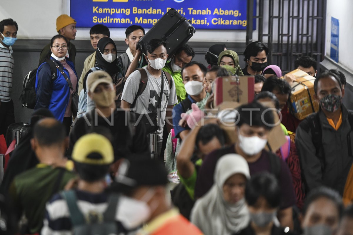 Arus Balik Stasiun Pasar Senen Mulai Ramai Antara Foto