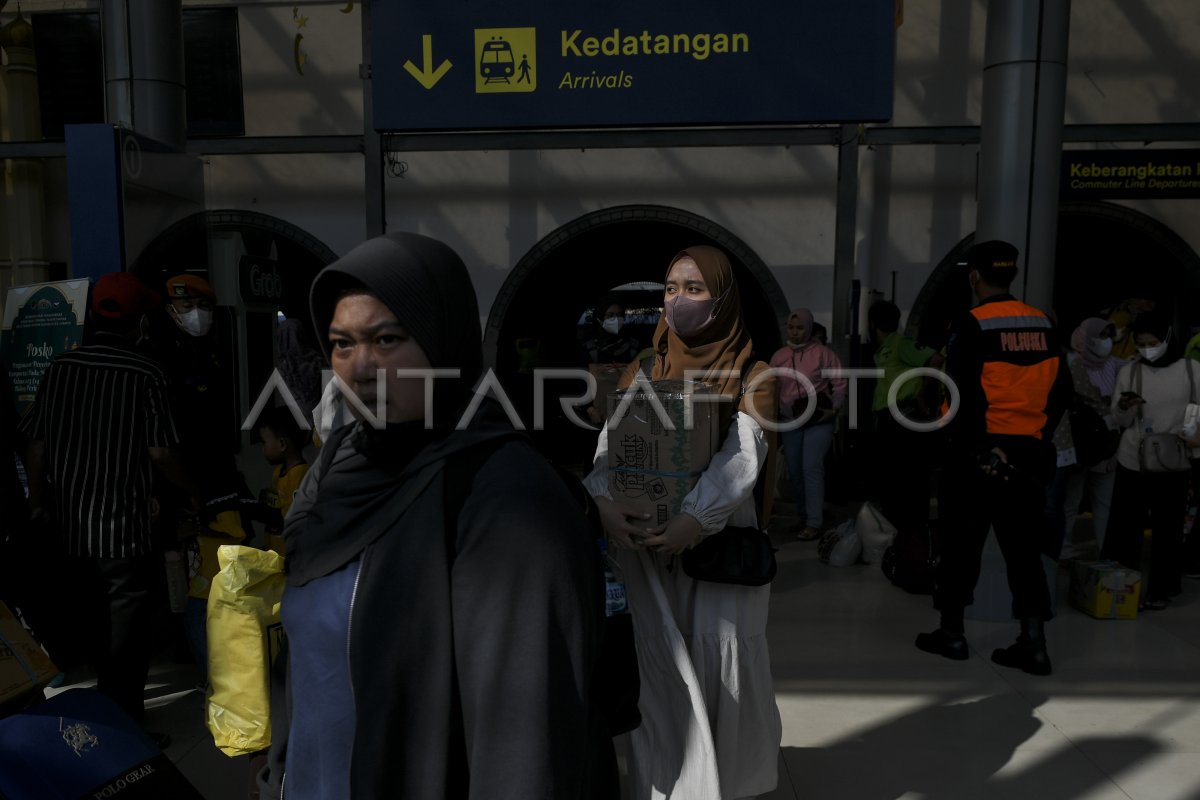 Arus Balik Stasiun Pasar Senen Mulai Ramai Antara Foto