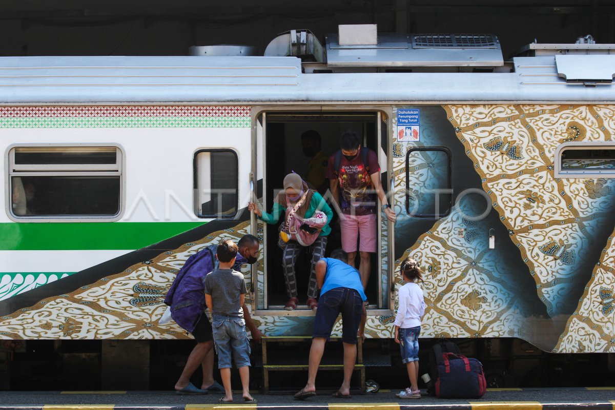 ARUS PEMUDIK KERETA API DAOP 8 SURABAYA | ANTARA Foto