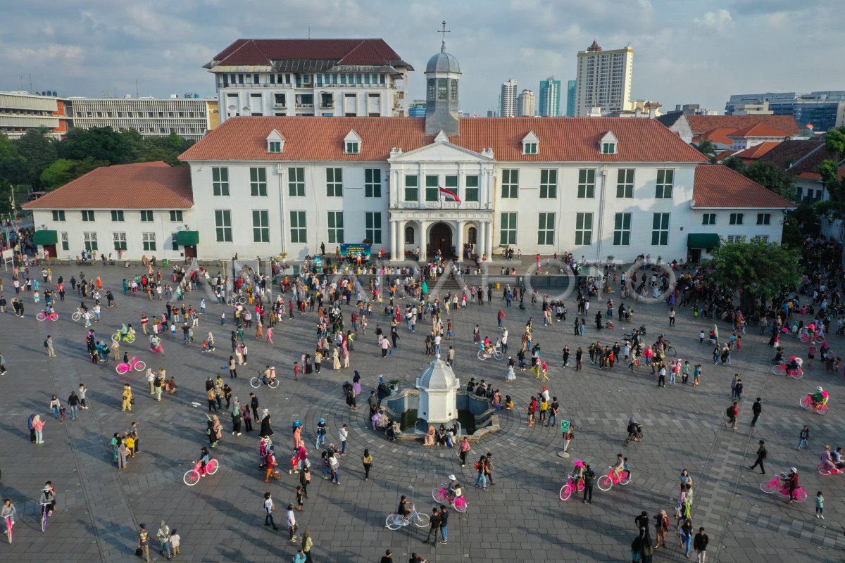 KOTA TUA JAKARTA DIPADATI WISATAWAN | ANTARA Foto