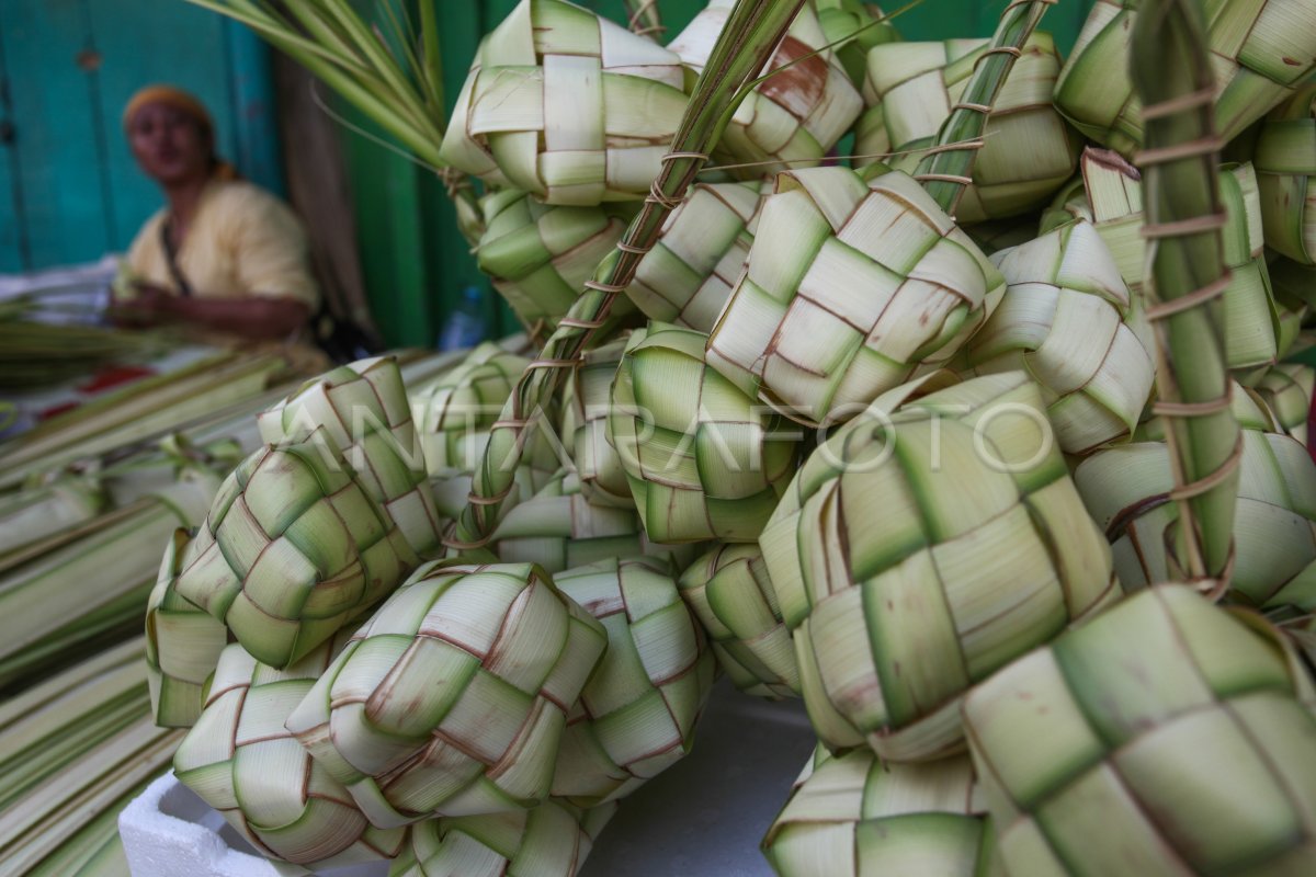 Penjualan Kulit Ketupat Antara Foto