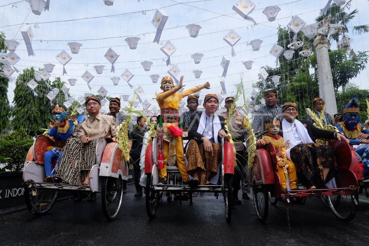 MENPAREKRAF MENONTON SOLO MENARI