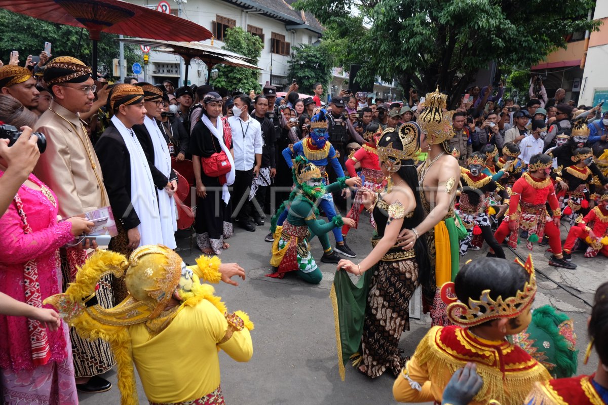 MENPAREKRAF MENONTON SOLO MENARI
