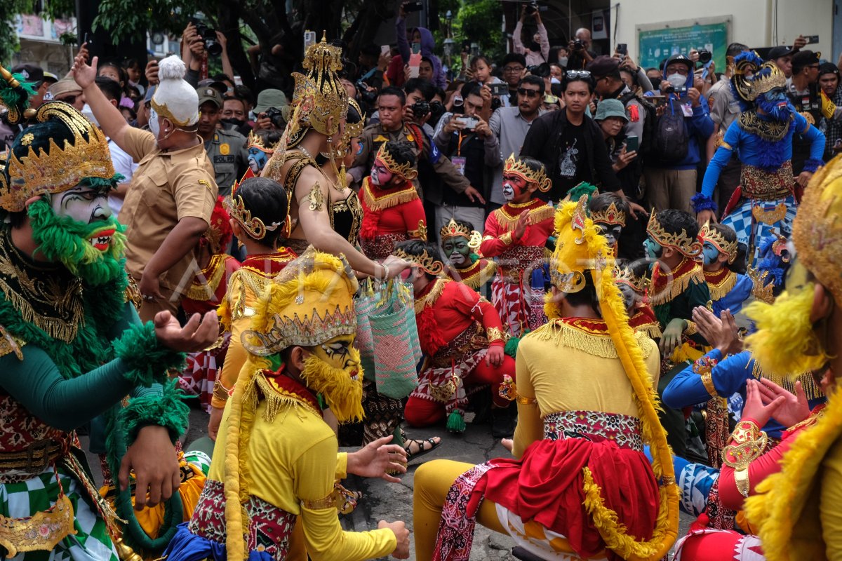 PERTUNJUKKAN SOLO MENARI