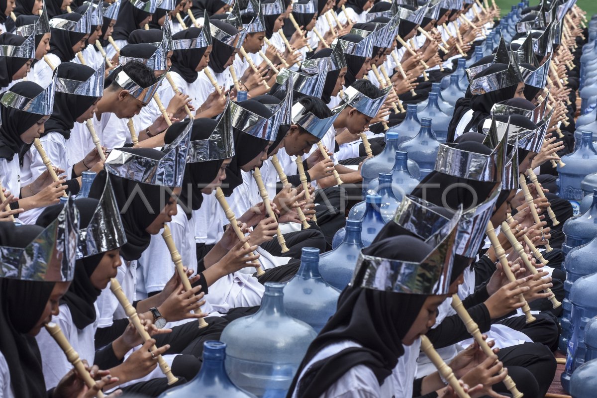 Atraksi rampak galon memperingati Hari Pendidikan Nasional