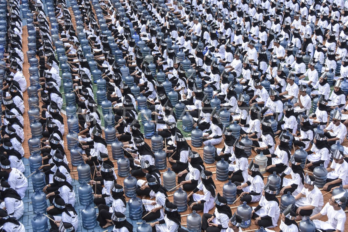 Atraksi rampak galon memperingati Hari Pendidikan Nasional