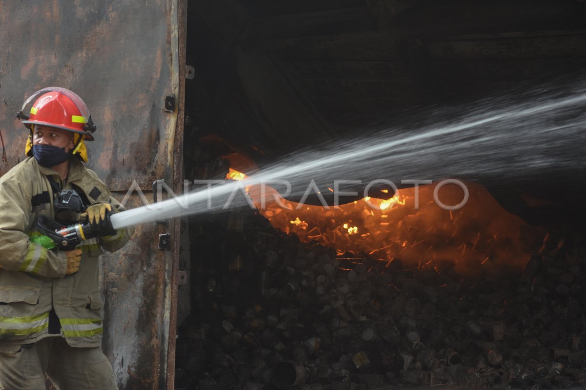 Kebakaran pabrik cat di Jakarta Utara