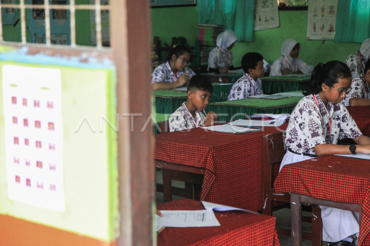 Ujian sekolah siswa SD di Palangka Raya