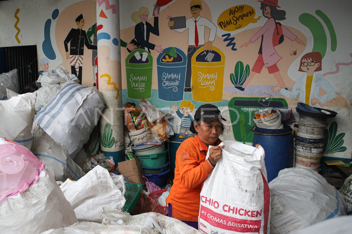 Pengelolaan Bank Sampah Induk Di Surabaya Antara Foto 5249