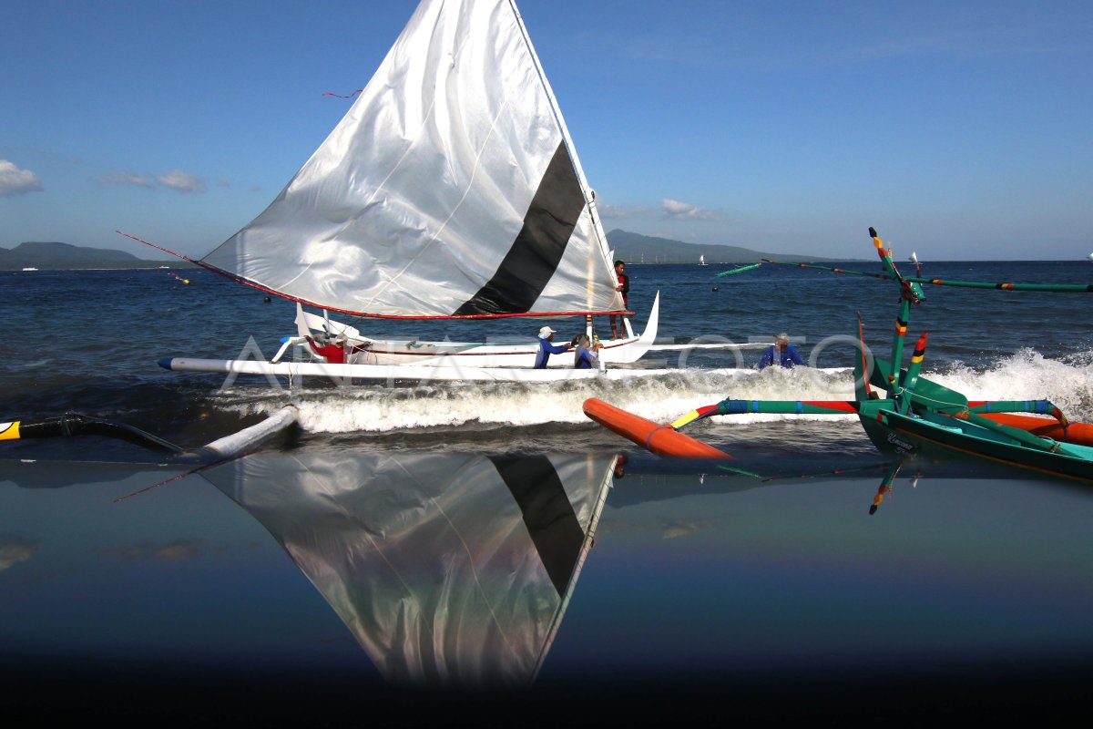 Tradisi Balap Perahu Layar Nelayan Selat Bali Antara Foto