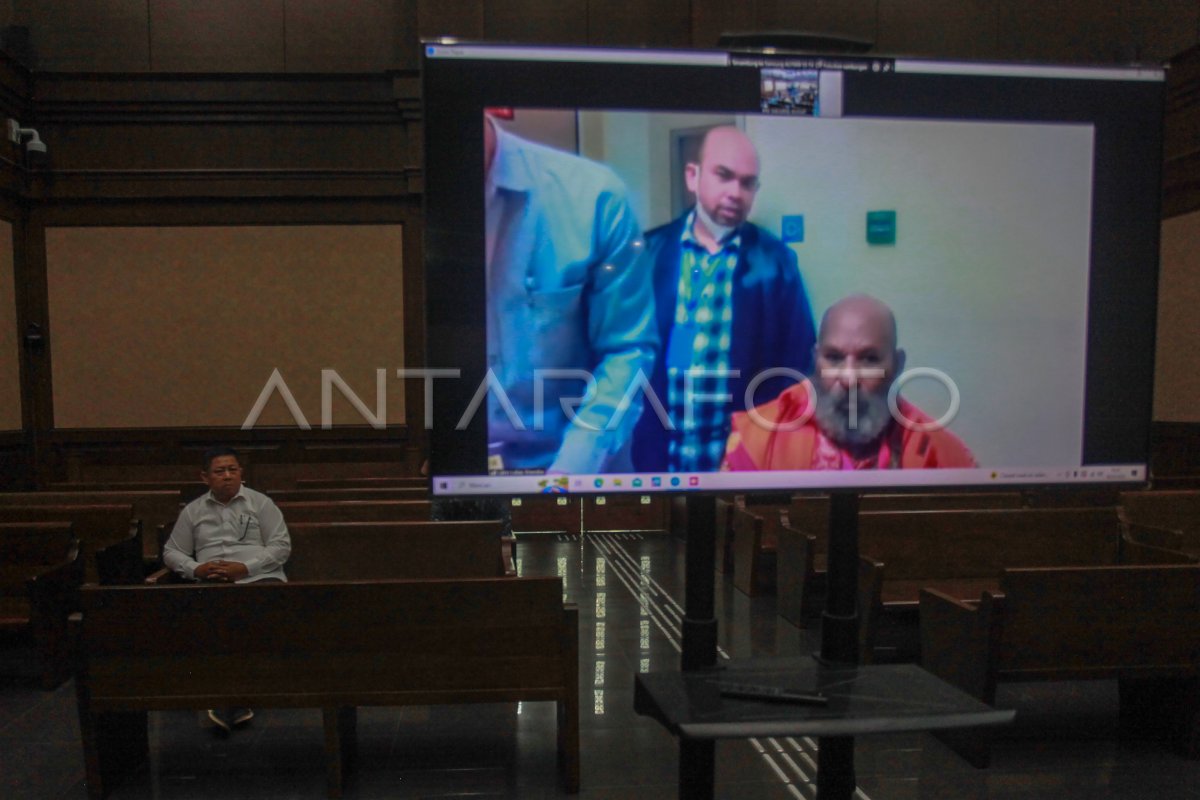 Lukas Enembe bersaksi dalam sidang Rijatono Lakka