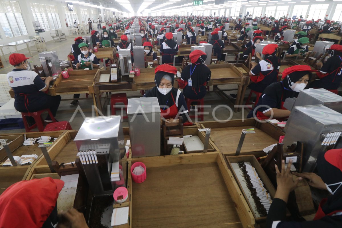 Pembukaan Pabrik Sigaret Kretek Tangan Di Kediri | ANTARA Foto