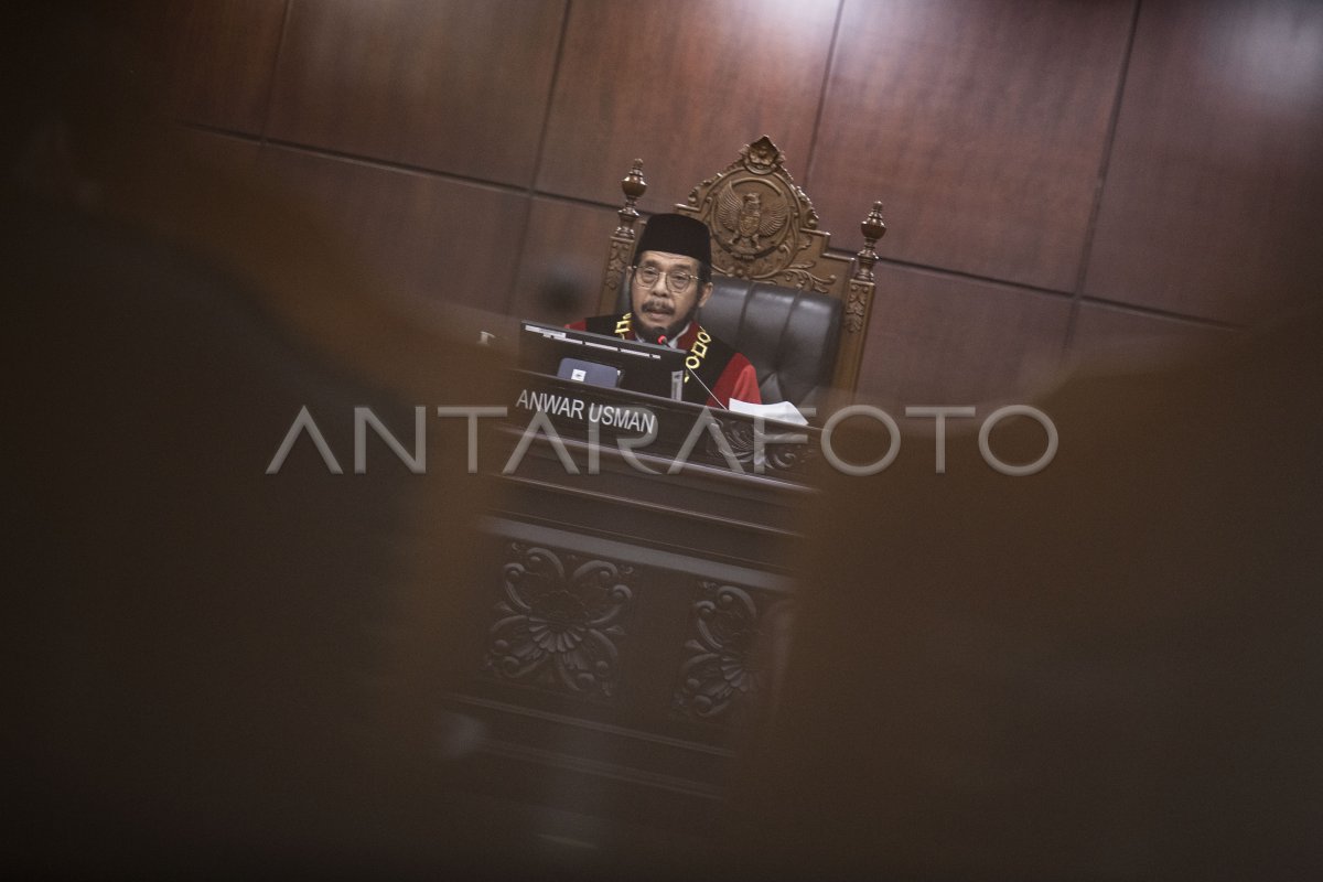 Sidang pleno khusus Mahkamah Konstitusi