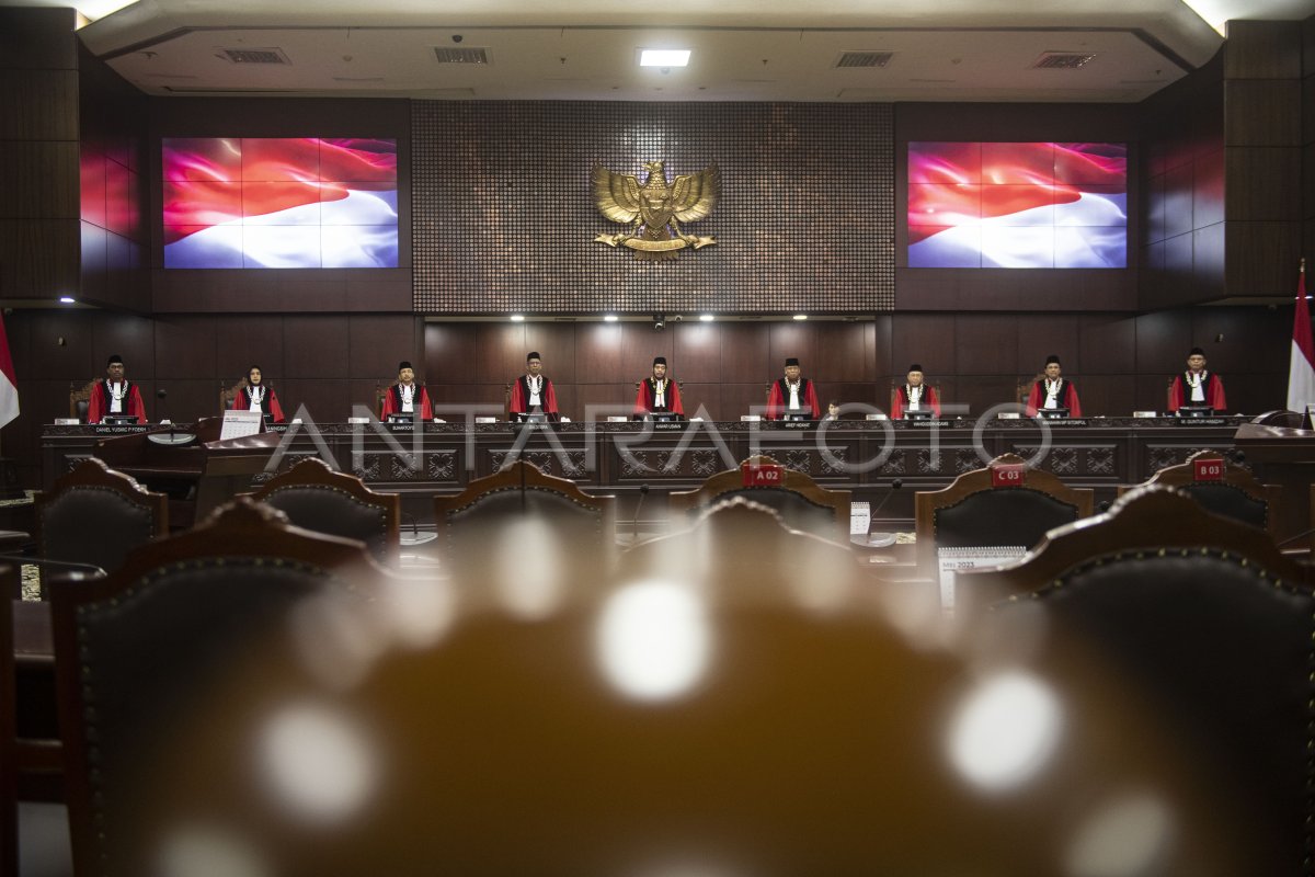 Sidang pleno khusus Mahkamah Konstitusi