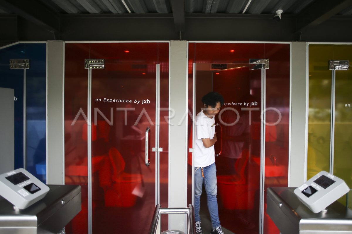 Toilet umum transparan di Jakarta