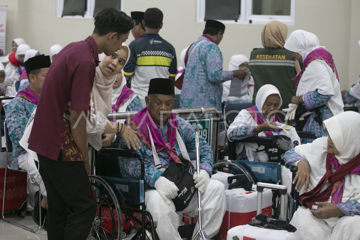 Jamaah calon haji tiba di Embarkasi Kertajati