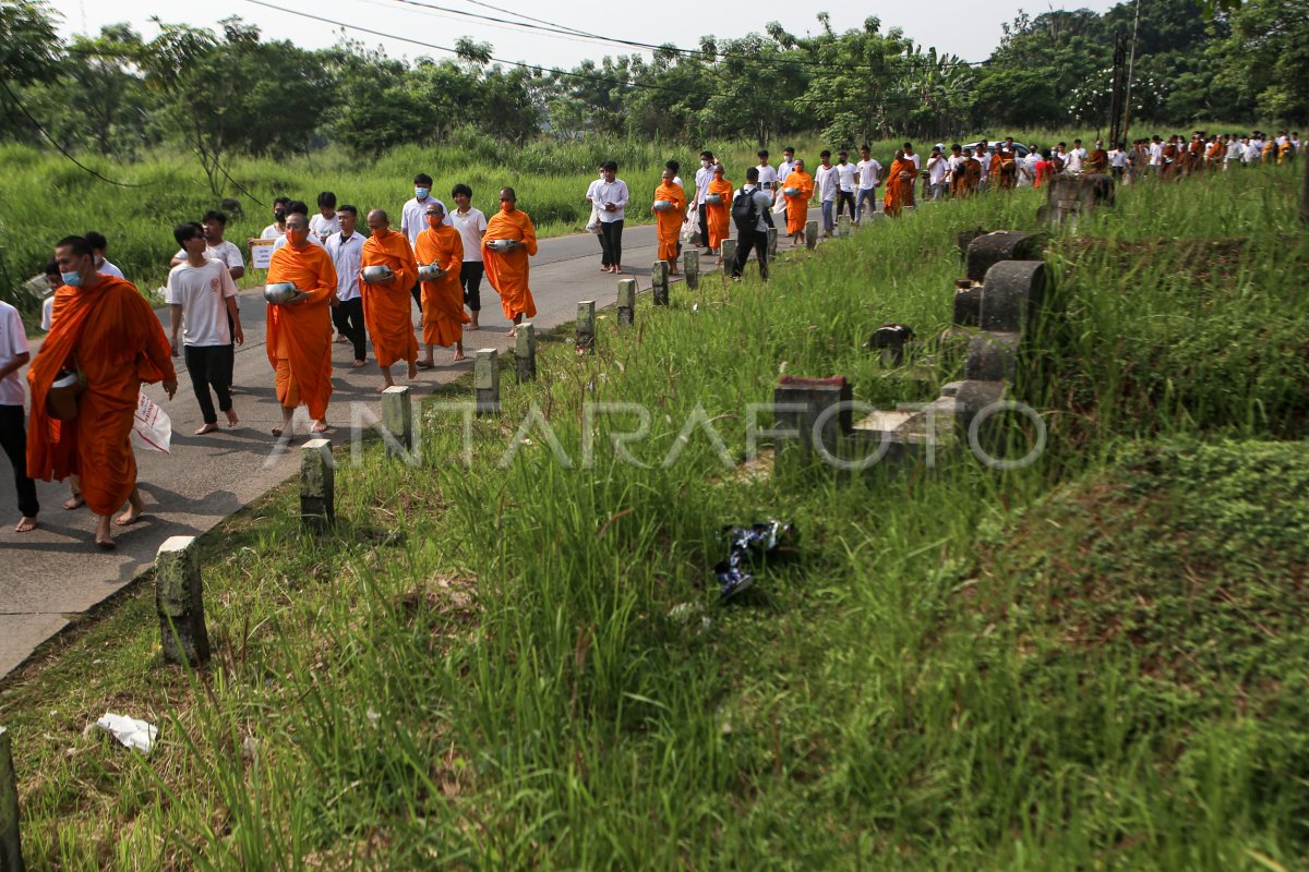 Prosesi Pindapata Waisak di Tangerang