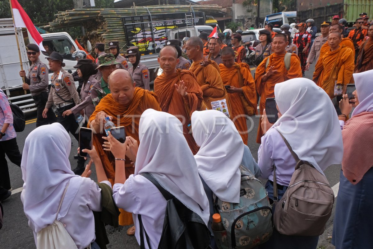 Biksu Thailand tiba di Magelang
