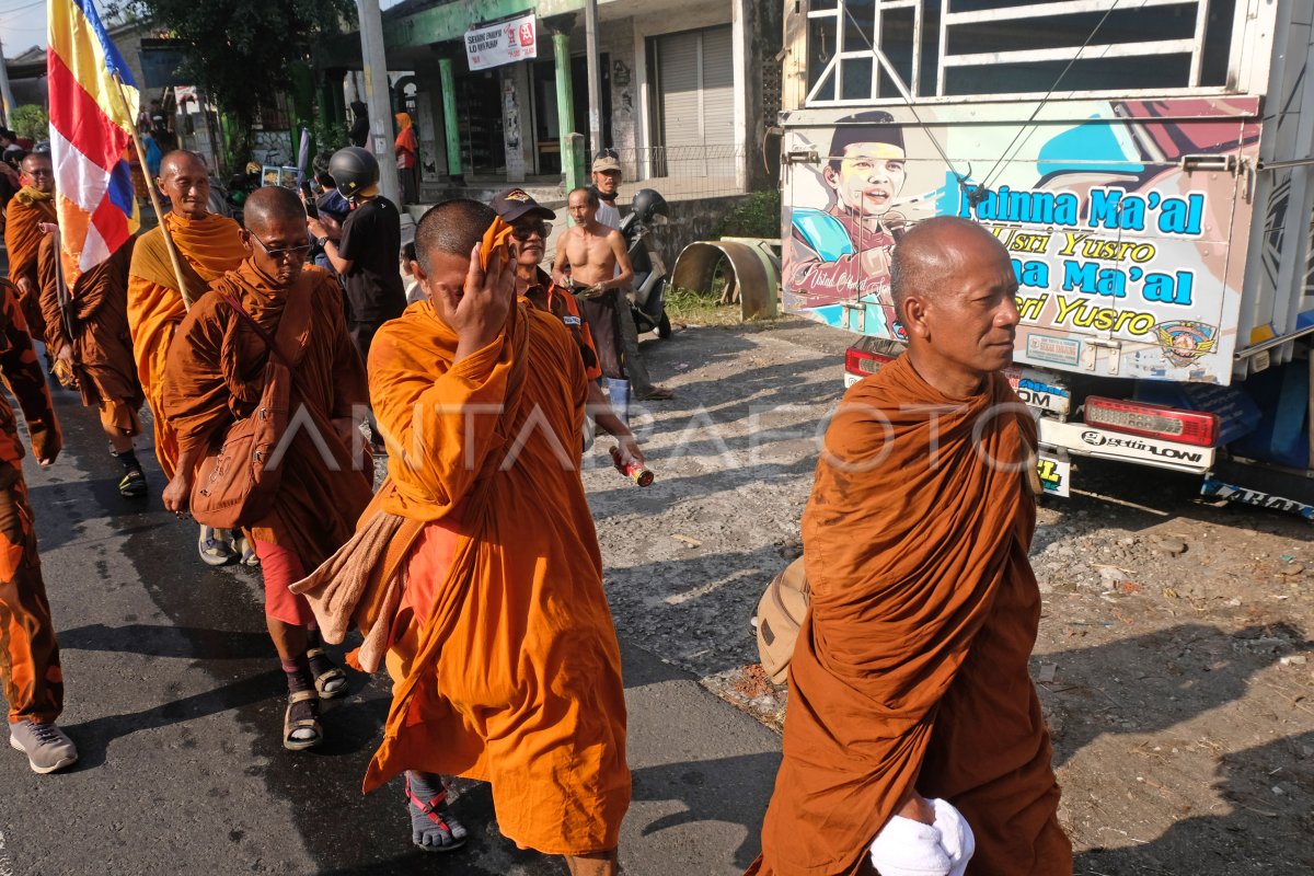Biksu Thailand tiba di Magelang