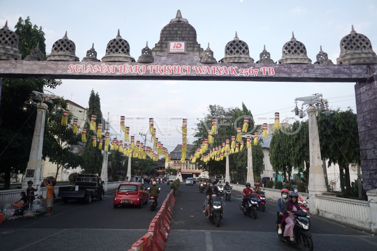 Hiasan memeriahkan Waisak di Solo