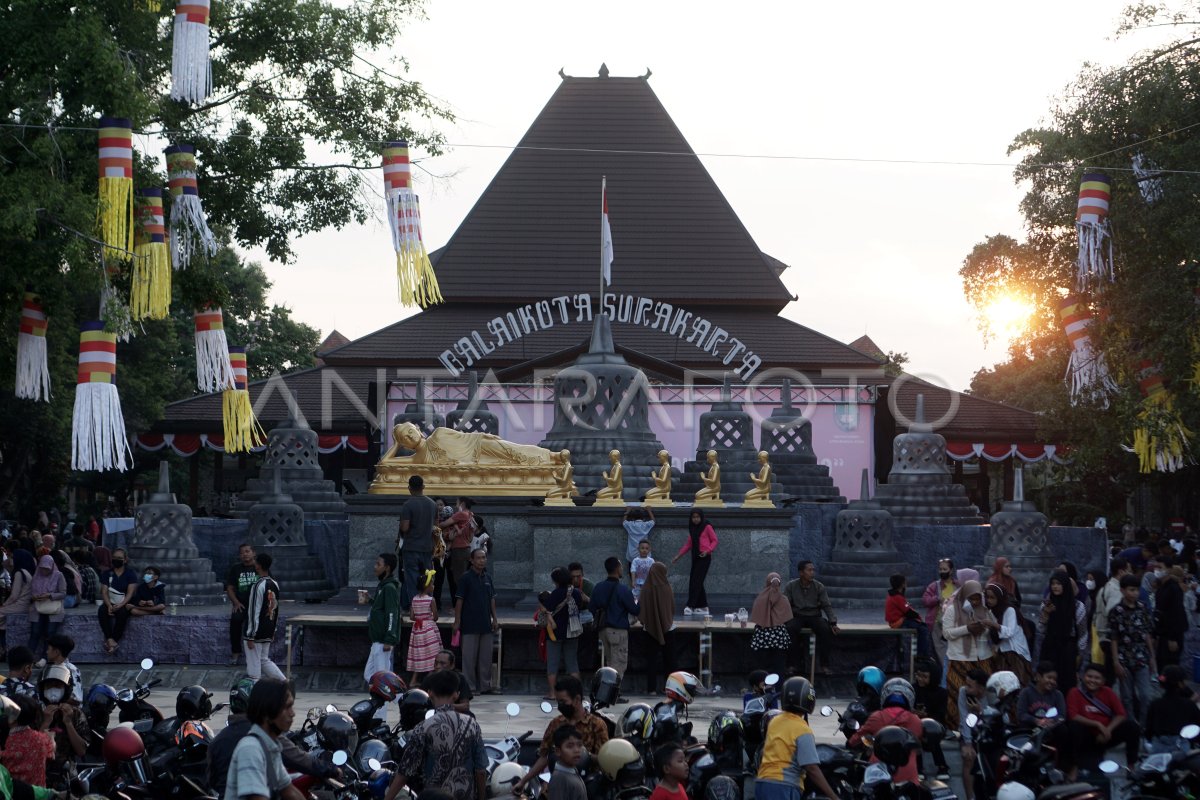 Hiasan memeriahkan Waisak di Solo