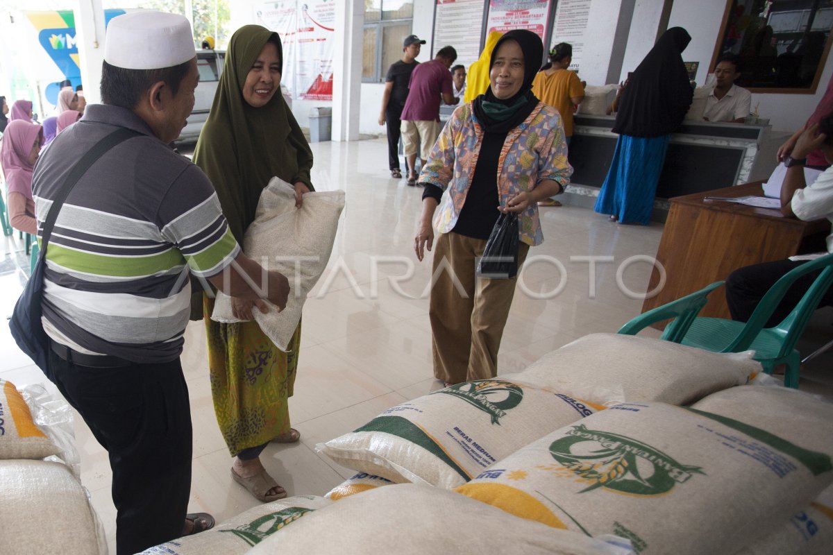 Penyaluran Bansos Beras | ANTARA Foto