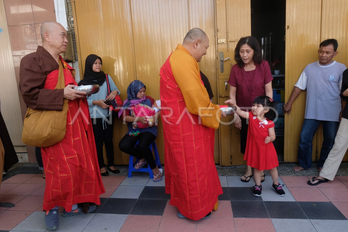 Ritual Pindapata rangkaian Waisak 2023 di Magelang
