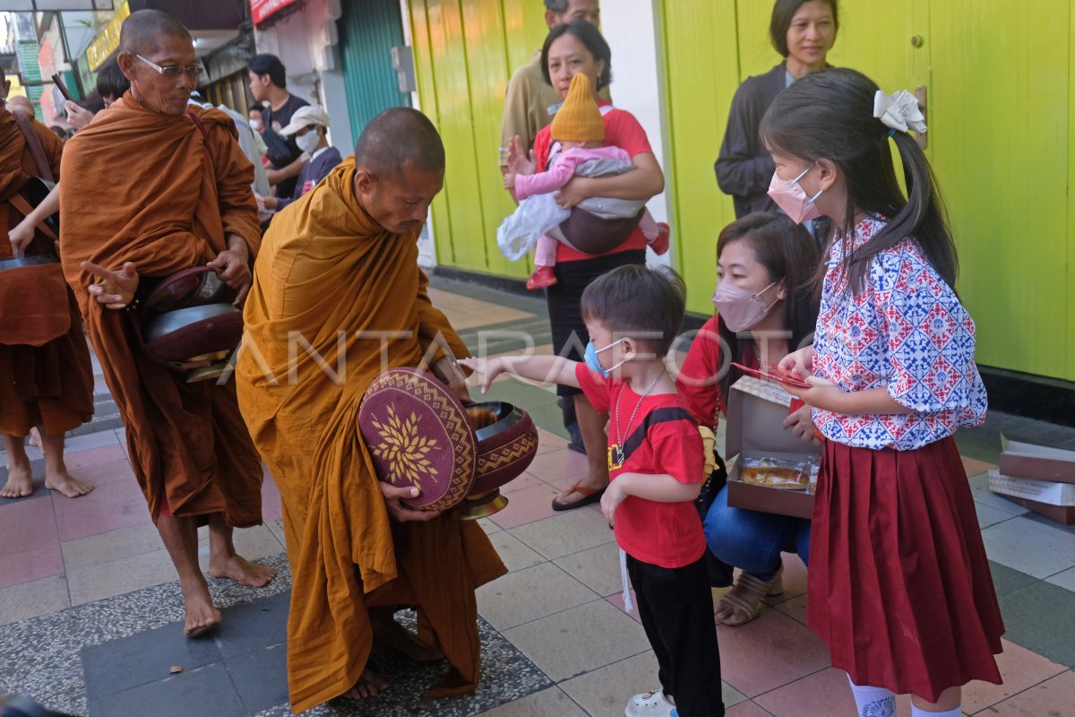 Ritual Pindapata Rangkaian Waisak 2023 Di Magelang | ANTARA Foto