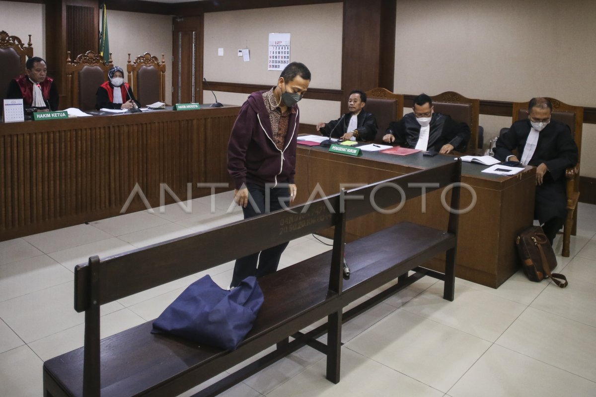 Sidang dakwaan Dody Martimbang
