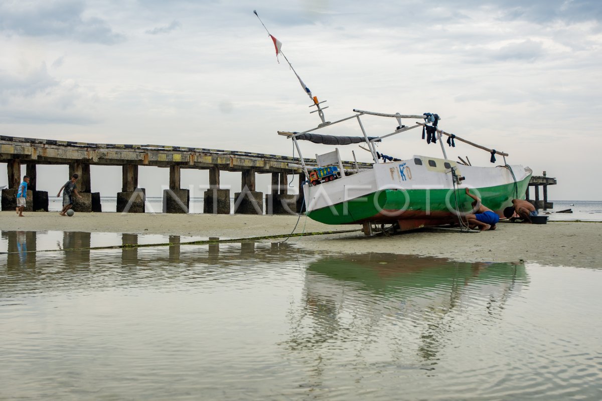 Merawat perahu saat tak melaut