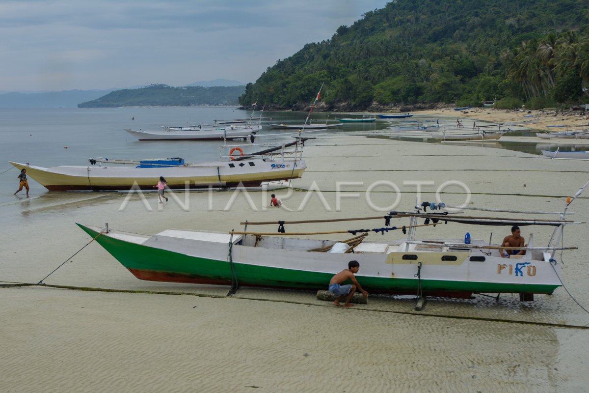 Merawat perahu saat tak melaut