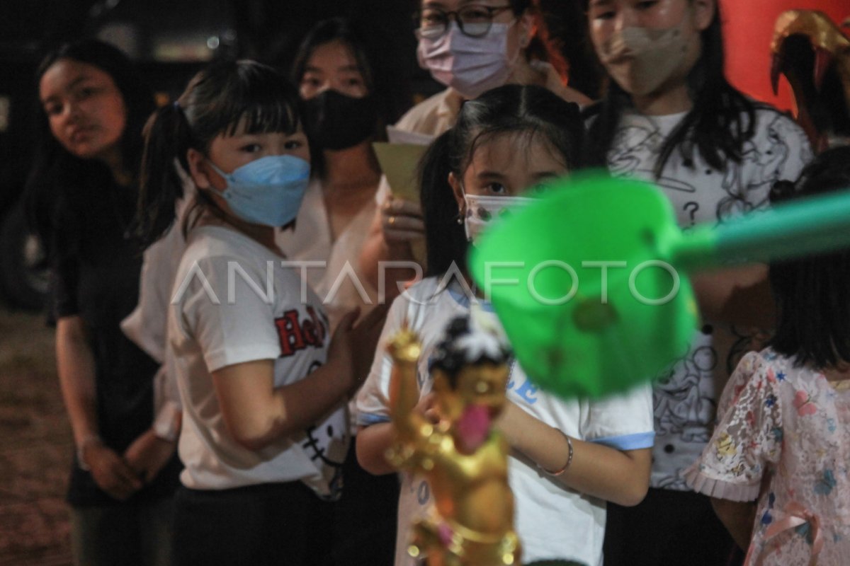 Ritual pemandian Buddha Rupang di vihara Palangka Raya