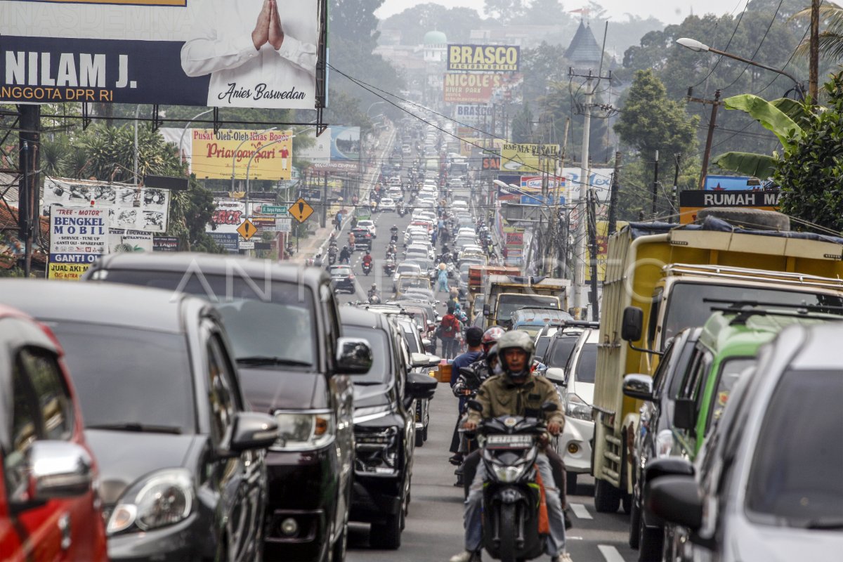 Kepadatan Kendaraan Kawasan Puncak Bogor | ANTARA Foto