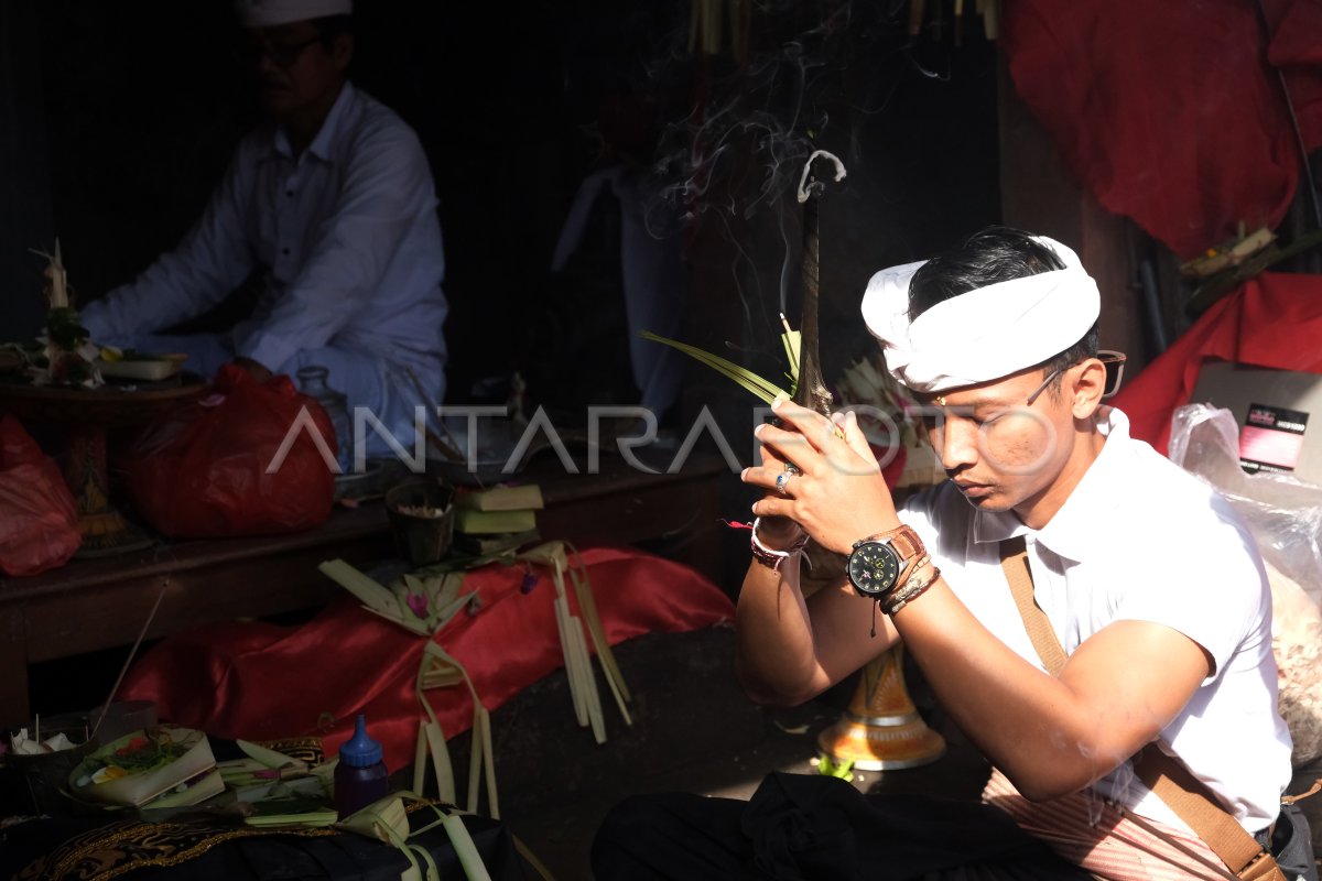 Upacara keris pusaka Hari Suci Tumpek Landep
