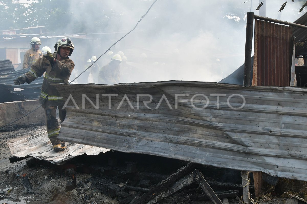 Kebakaran Lapak Barang Bekas Di Jakarta Timur | ANTARA Foto