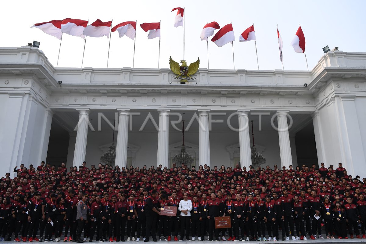 Presiden Joko Widodo serahkan bonus SEA Games 2023