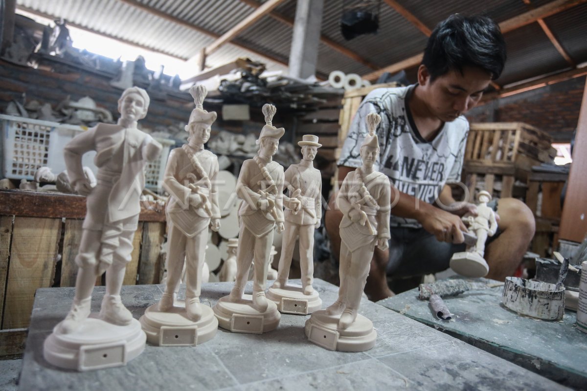 Kerajinan souvenir patung wisata | ANTARA Foto