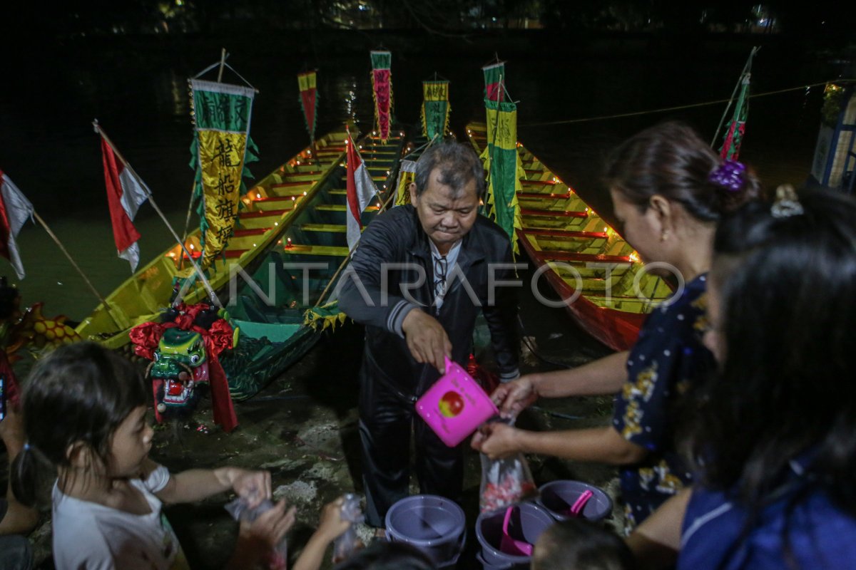 Ritual memandikan perahu pada perayaan Peh Cun