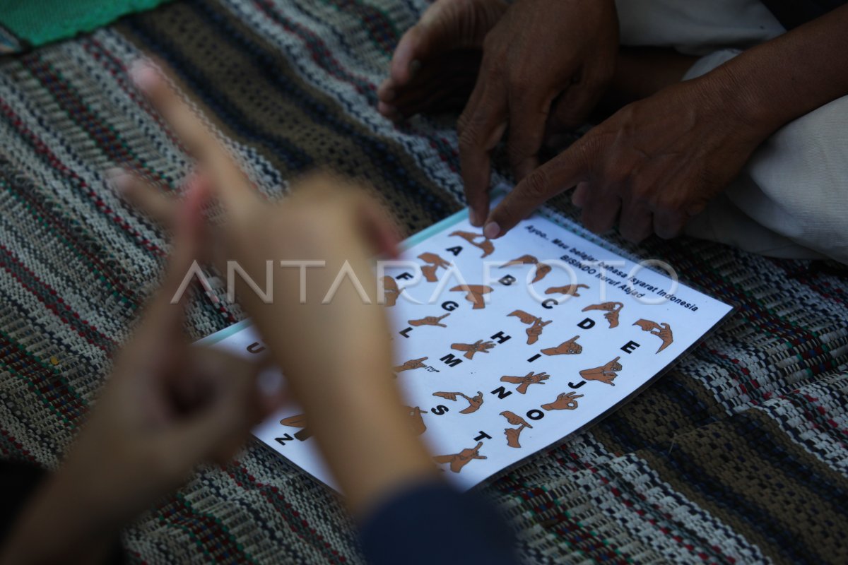 Belajar Bahasa Isyarat | ANTARA Foto