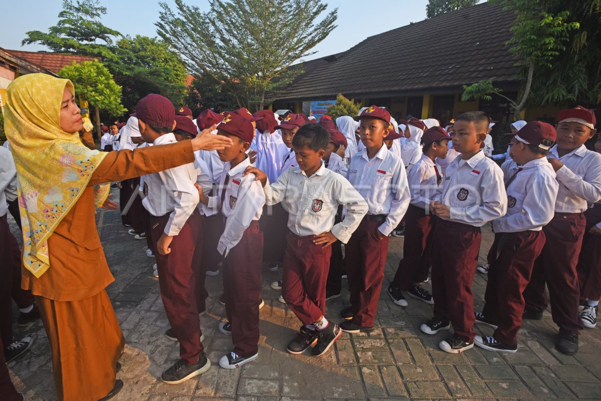 Hari Pertama Masuk Sekolah Di Banten | ANTARA Foto