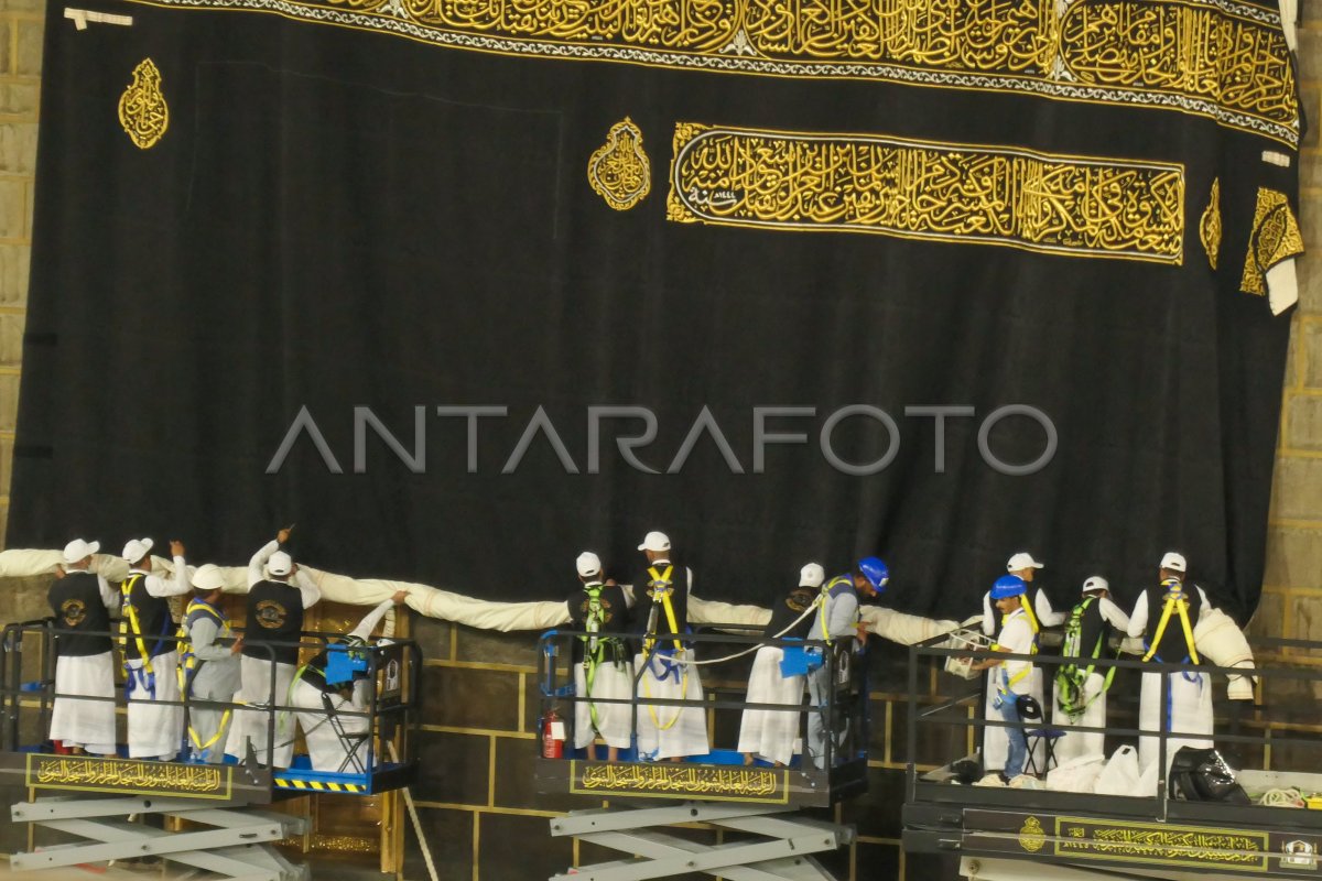 Penggantian Kiswah Kabah Antara Foto